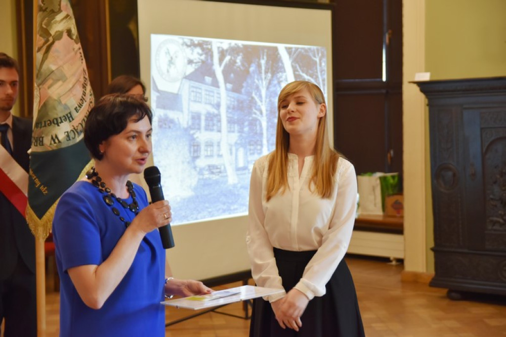 Maturzyści II LO w Brzegu odebrali świadectwa i wyróżnienia  [galeria zdjęć]