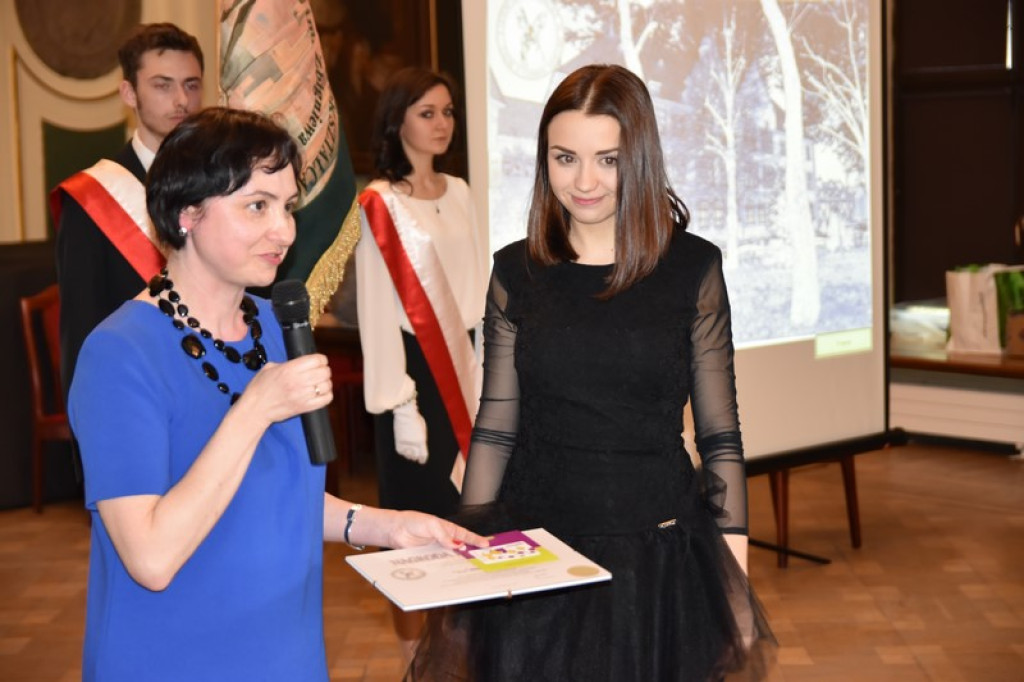 Maturzyści II LO w Brzegu odebrali świadectwa i wyróżnienia  [galeria zdjęć]