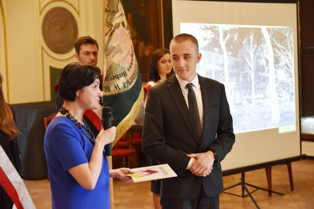 Maturzyści II LO w Brzegu odebrali świadectwa i wyróżnienia  [galeria zdjęć]