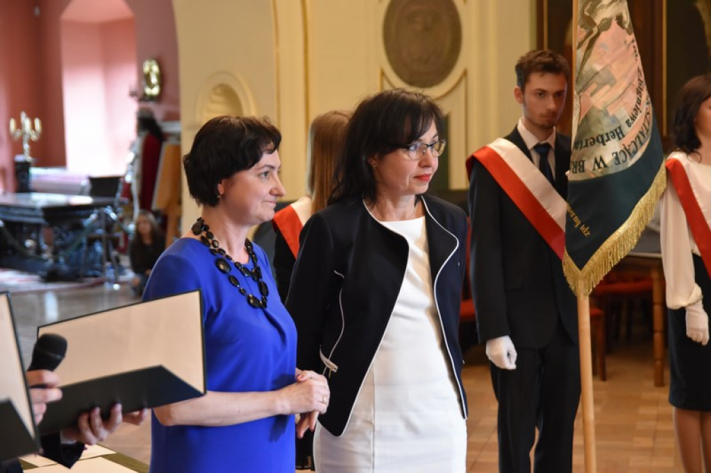 Maturzyści II LO w Brzegu odebrali świadectwa i wyróżnienia  [galeria zdjęć]