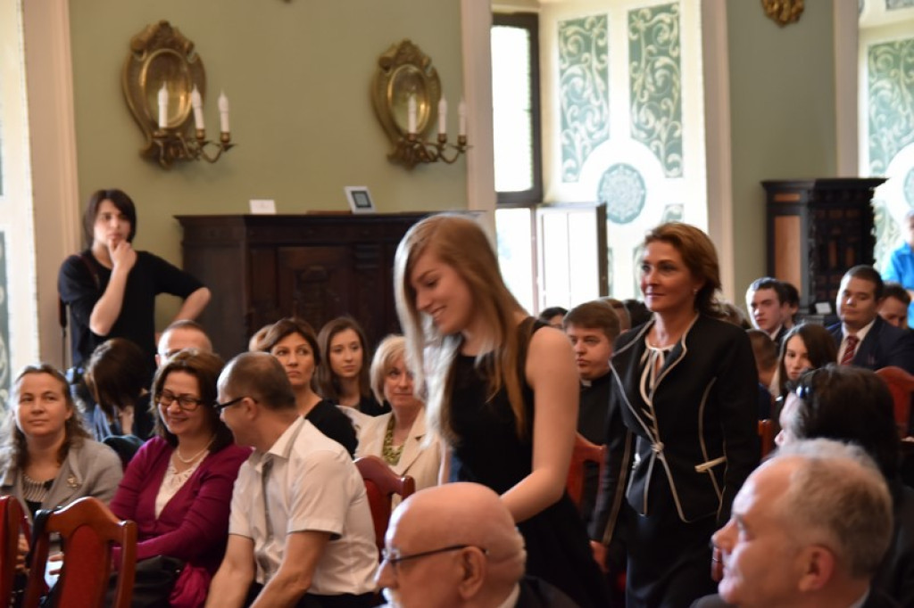 Maturzyści II LO w Brzegu odebrali świadectwa i wyróżnienia  [galeria zdjęć]