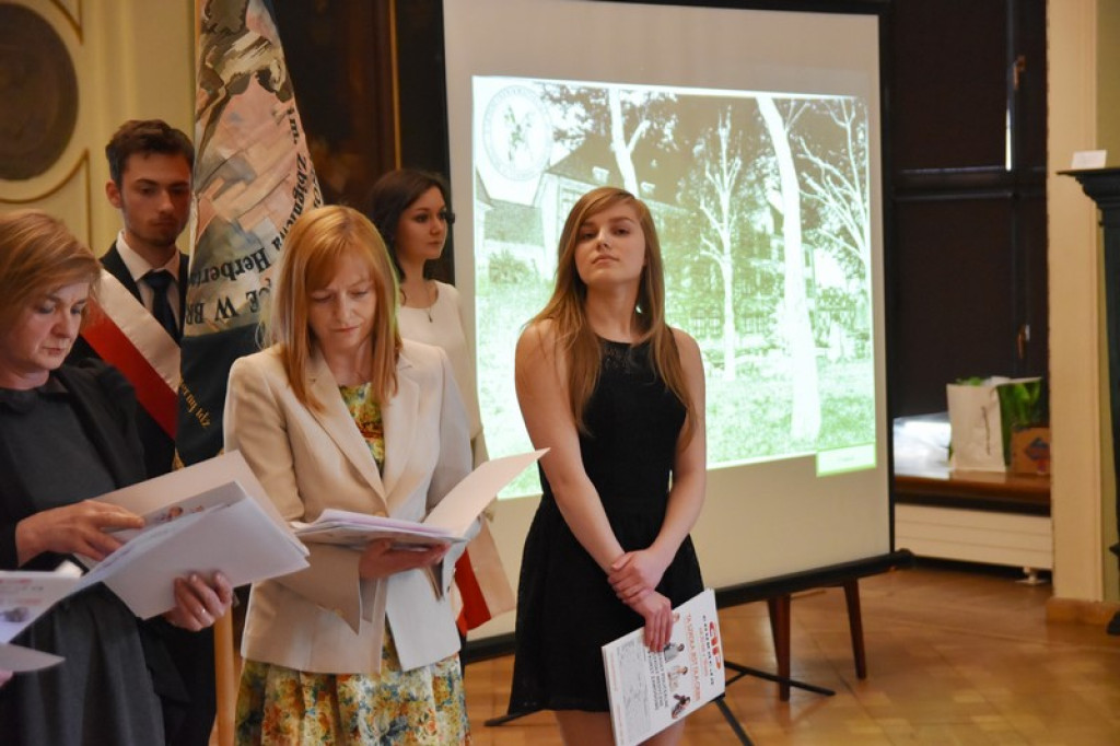 Maturzyści II LO w Brzegu odebrali świadectwa i wyróżnienia  [galeria zdjęć]