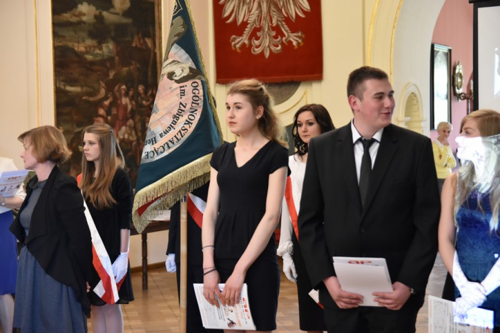 Maturzyści II LO w Brzegu odebrali świadectwa i wyróżnienia  [galeria zdjęć]
