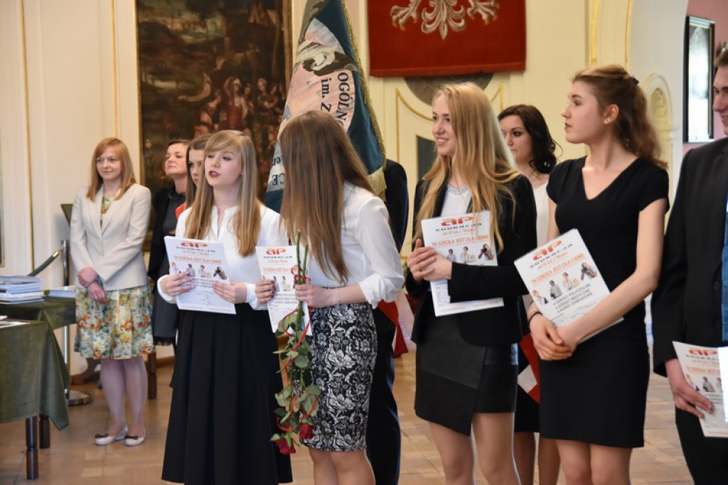 Maturzyści II LO w Brzegu odebrali świadectwa i wyróżnienia  [galeria zdjęć]