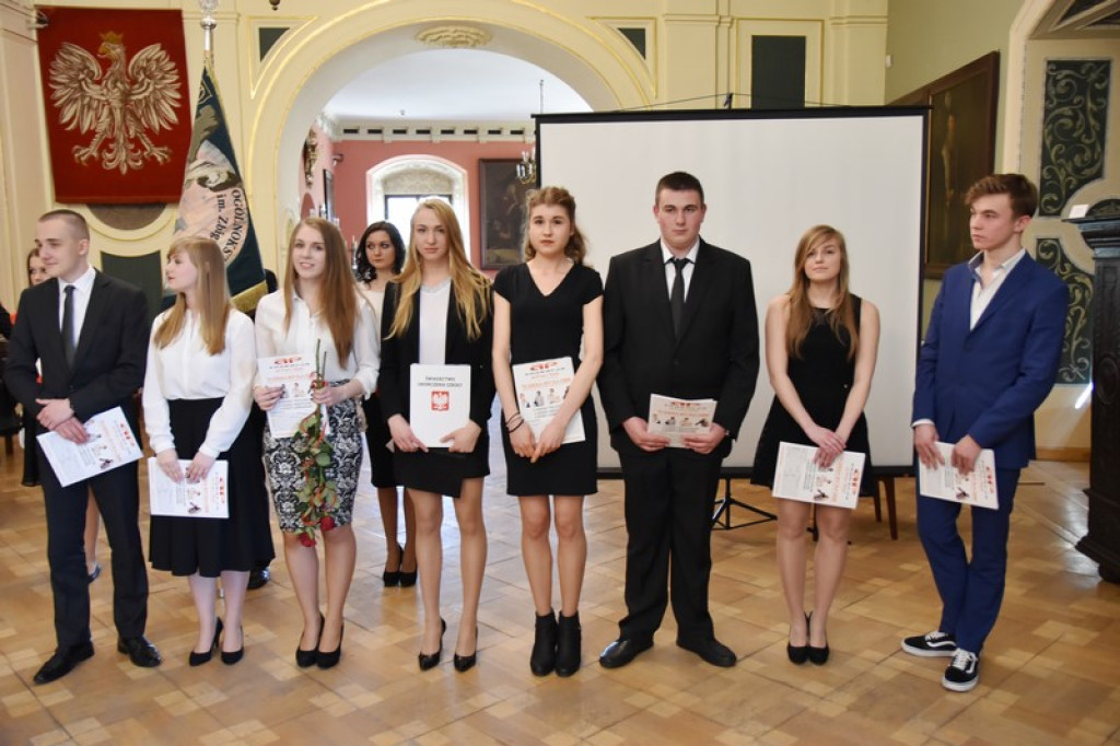 Maturzyści II LO w Brzegu odebrali świadectwa i wyróżnienia  [galeria zdjęć]