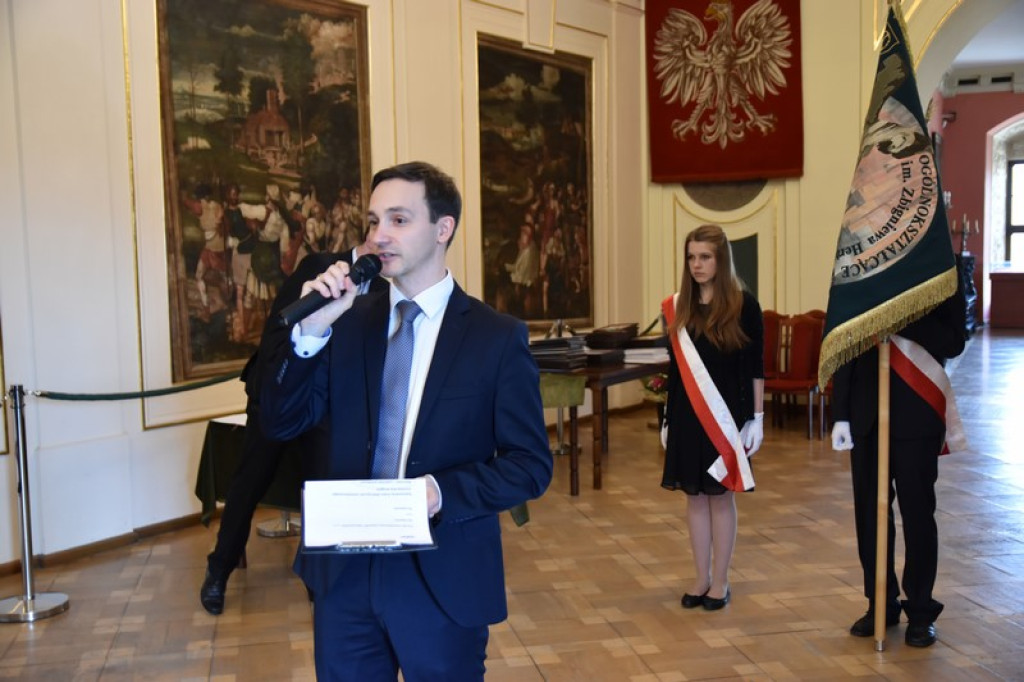 Maturzyści II LO w Brzegu odebrali świadectwa i wyróżnienia  [galeria zdjęć]