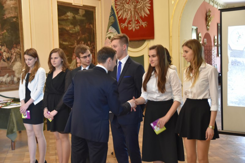 Maturzyści II LO w Brzegu odebrali świadectwa i wyróżnienia  [galeria zdjęć]