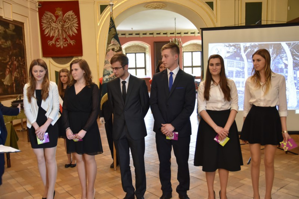 Maturzyści II LO w Brzegu odebrali świadectwa i wyróżnienia  [galeria zdjęć]