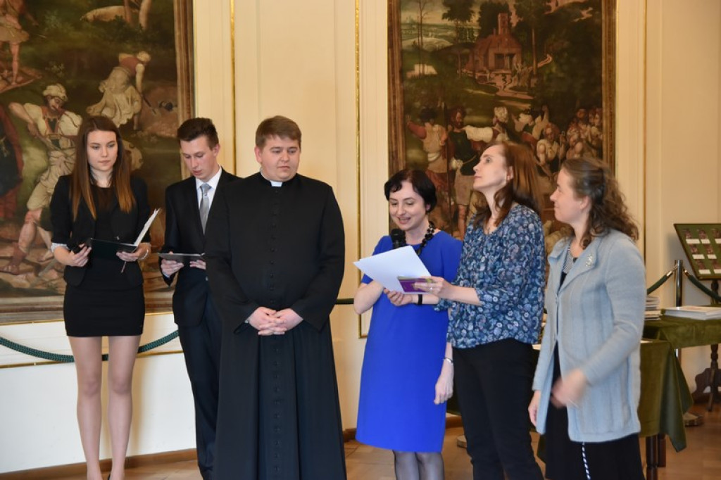 Maturzyści II LO w Brzegu odebrali świadectwa i wyróżnienia  [galeria zdjęć]