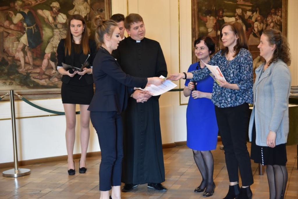 Maturzyści II LO w Brzegu odebrali świadectwa i wyróżnienia  [galeria zdjęć]