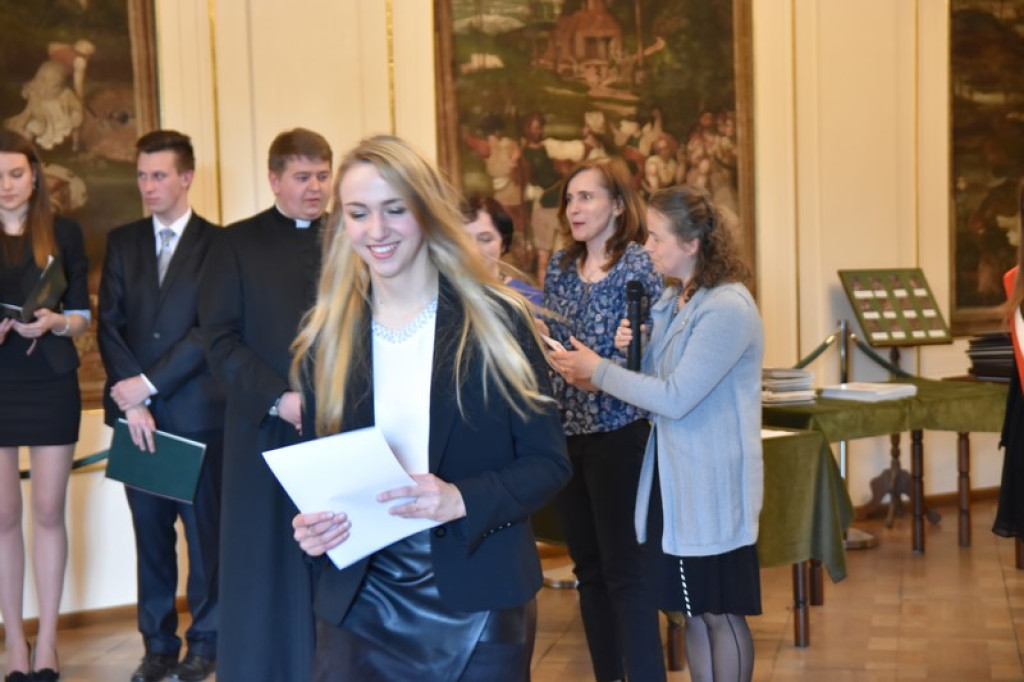 Maturzyści II LO w Brzegu odebrali świadectwa i wyróżnienia  [galeria zdjęć]
