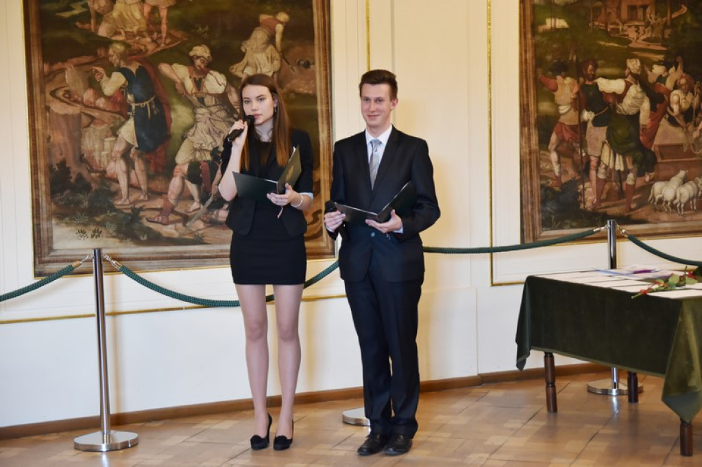 Maturzyści II LO w Brzegu odebrali świadectwa i wyróżnienia  [galeria zdjęć]