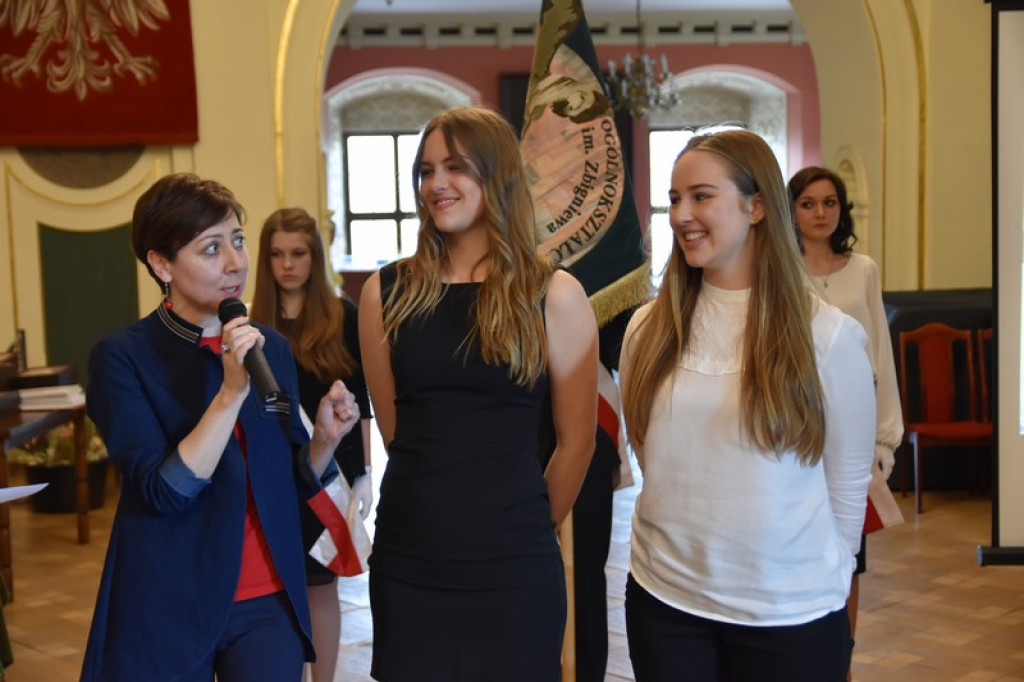 Maturzyści II LO w Brzegu odebrali świadectwa i wyróżnienia  [galeria zdjęć]