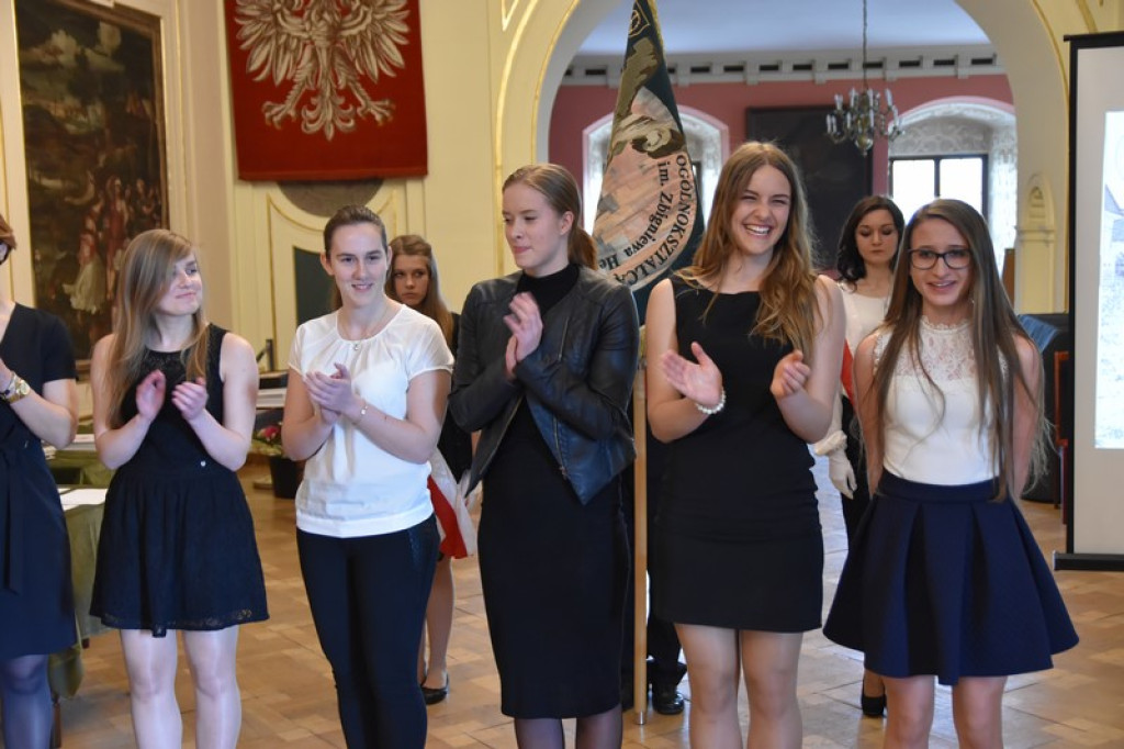 Maturzyści II LO w Brzegu odebrali świadectwa i wyróżnienia  [galeria zdjęć]