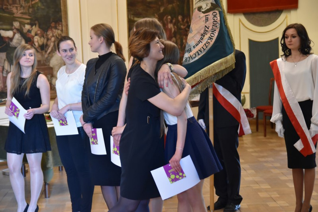Maturzyści II LO w Brzegu odebrali świadectwa i wyróżnienia  [galeria zdjęć]