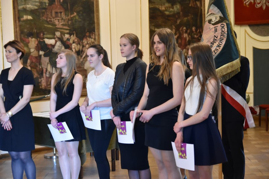 Maturzyści II LO w Brzegu odebrali świadectwa i wyróżnienia  [galeria zdjęć]