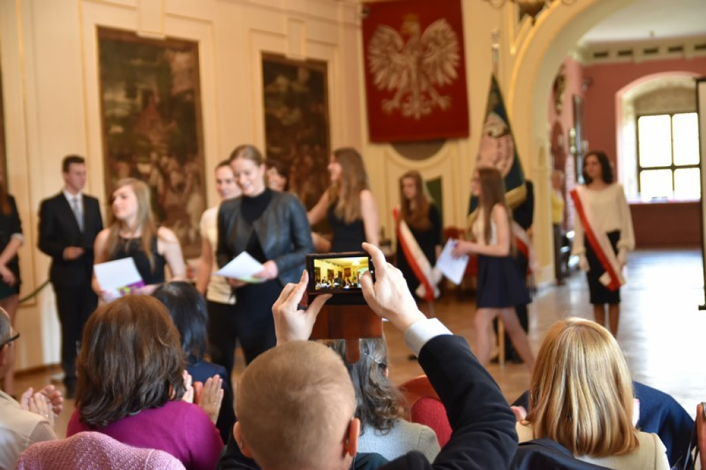 Maturzyści II LO w Brzegu odebrali świadectwa i wyróżnienia  [galeria zdjęć]