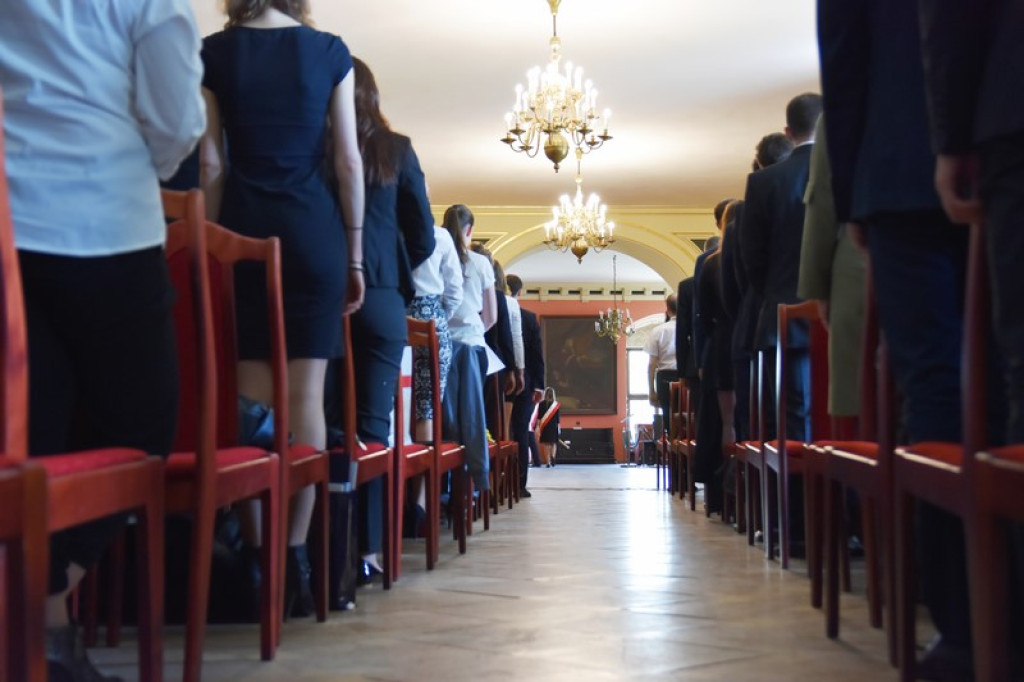 Maturzyści II LO w Brzegu odebrali świadectwa i wyróżnienia  [galeria zdjęć]
