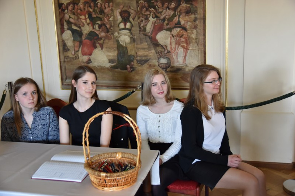 Maturzyści II LO w Brzegu odebrali świadectwa i wyróżnienia  [galeria zdjęć]