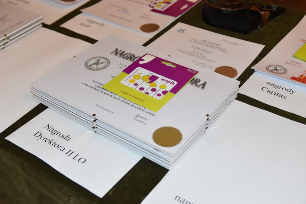 Maturzyści II LO w Brzegu odebrali świadectwa i wyróżnienia  [galeria zdjęć]