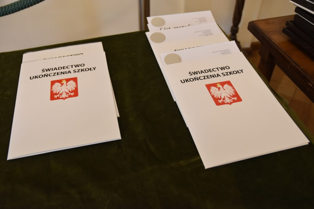 Maturzyści II LO w Brzegu odebrali świadectwa i wyróżnienia  [galeria zdjęć]