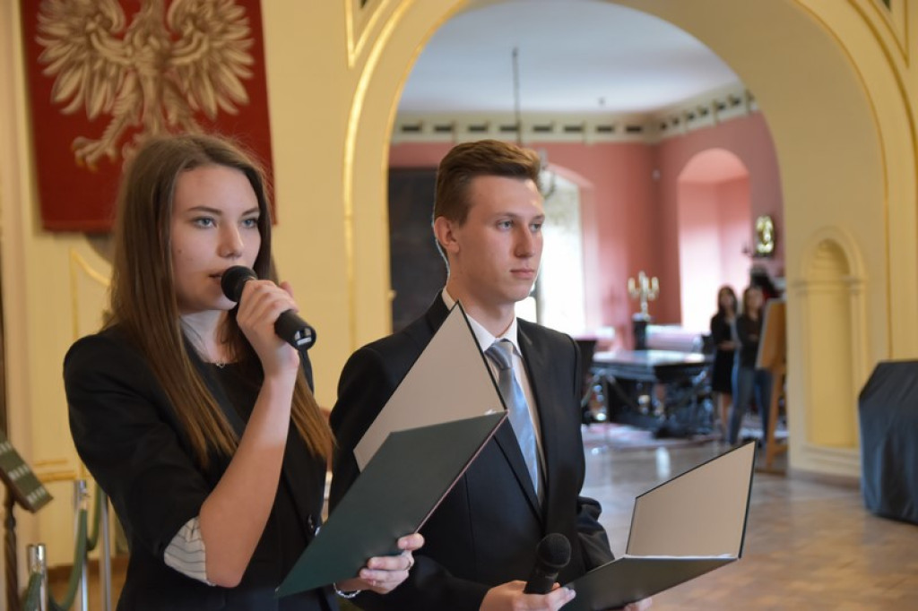Maturzyści II LO w Brzegu odebrali świadectwa i wyróżnienia  [galeria zdjęć]