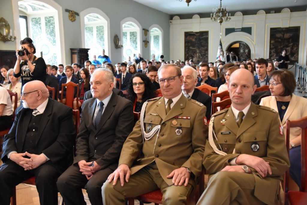 Maturzyści II LO w Brzegu odebrali świadectwa i wyróżnienia  [galeria zdjęć]