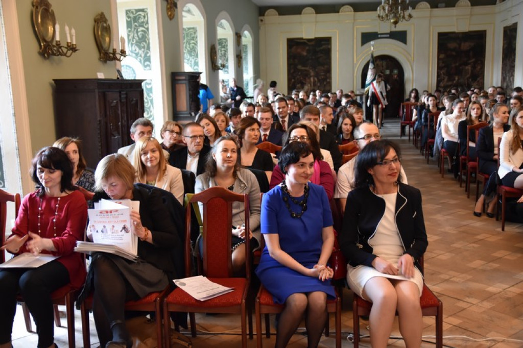 Maturzyści II LO w Brzegu odebrali świadectwa i wyróżnienia  [galeria zdjęć]