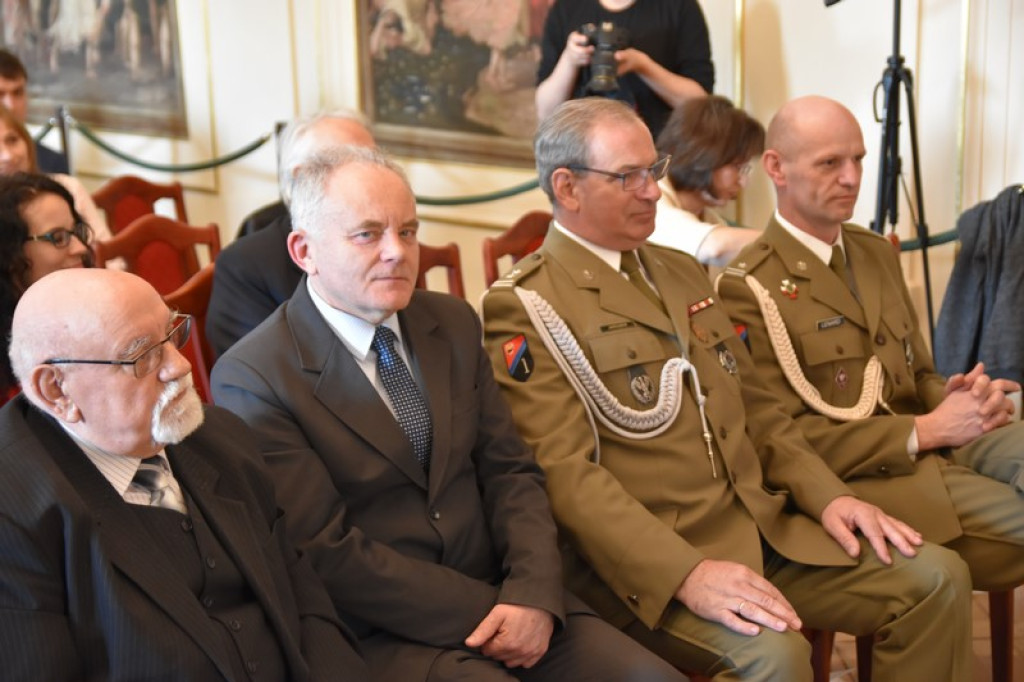 Maturzyści II LO w Brzegu odebrali świadectwa i wyróżnienia  [galeria zdjęć]