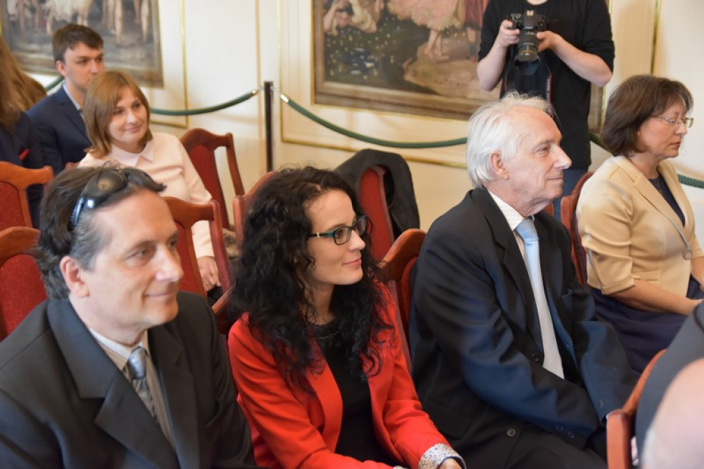 Maturzyści II LO w Brzegu odebrali świadectwa i wyróżnienia  [galeria zdjęć]