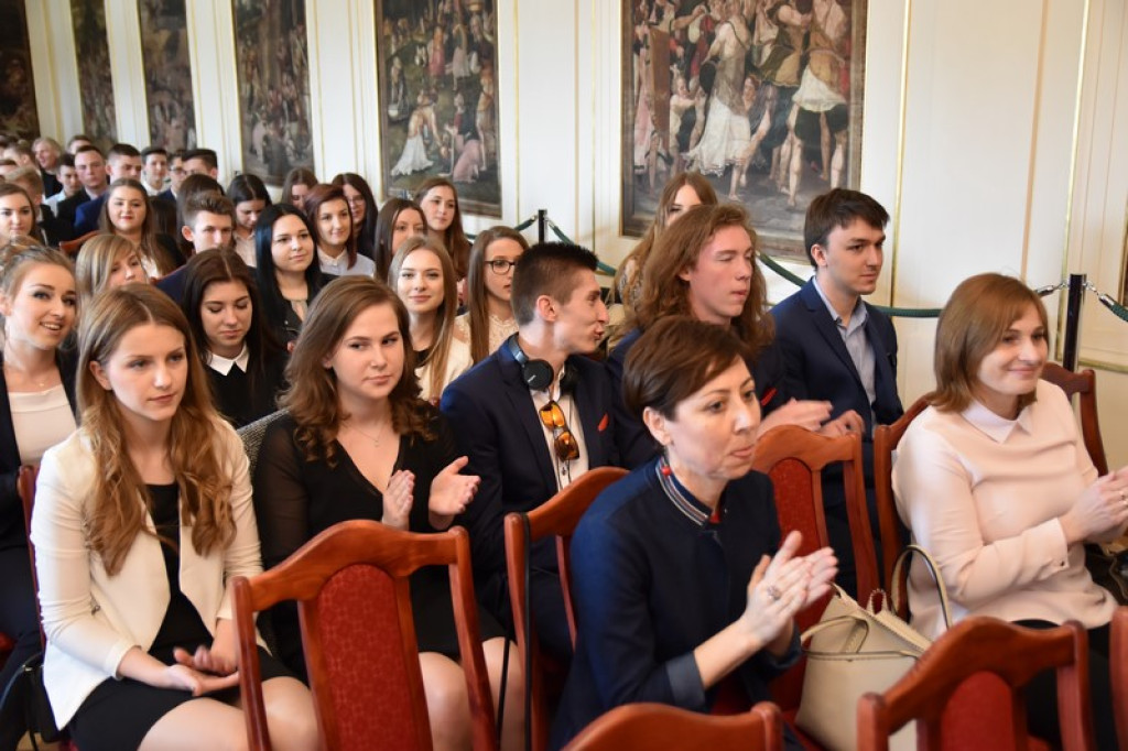 Maturzyści II LO w Brzegu odebrali świadectwa i wyróżnienia  [galeria zdjęć]