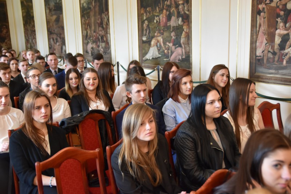 Maturzyści II LO w Brzegu odebrali świadectwa i wyróżnienia  [galeria zdjęć]