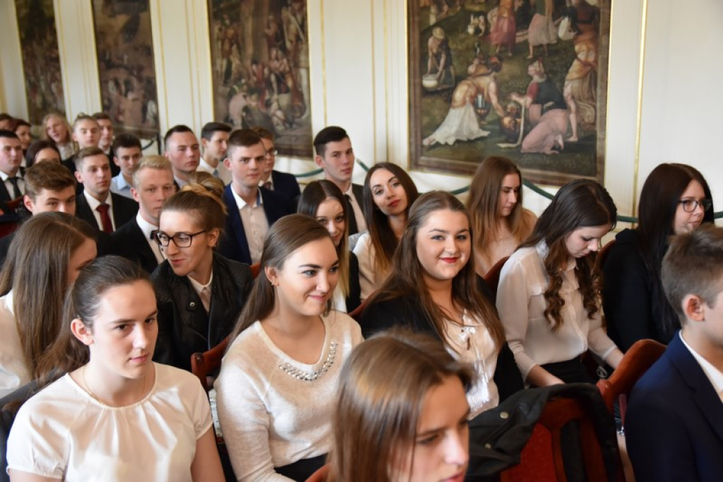 Maturzyści II LO w Brzegu odebrali świadectwa i wyróżnienia  [galeria zdjęć]