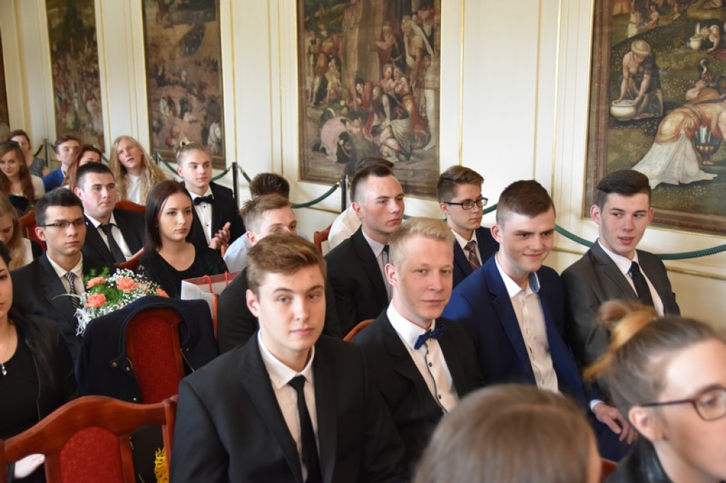 Maturzyści II LO w Brzegu odebrali świadectwa i wyróżnienia  [galeria zdjęć]