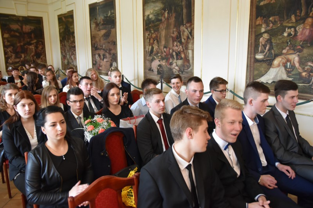 Maturzyści II LO w Brzegu odebrali świadectwa i wyróżnienia  [galeria zdjęć]