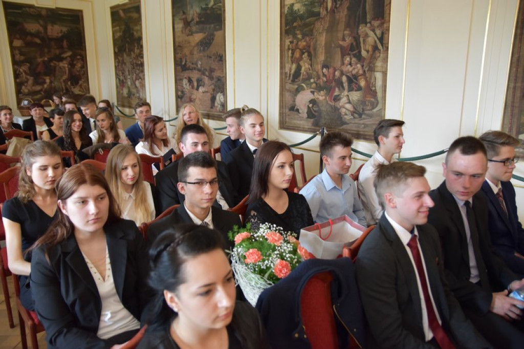 Maturzyści II LO w Brzegu odebrali świadectwa i wyróżnienia  [galeria zdjęć]