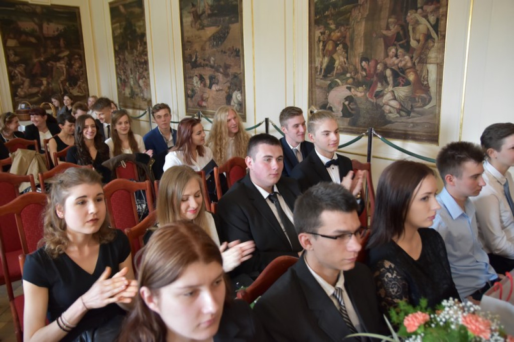 Maturzyści II LO w Brzegu odebrali świadectwa i wyróżnienia  [galeria zdjęć]