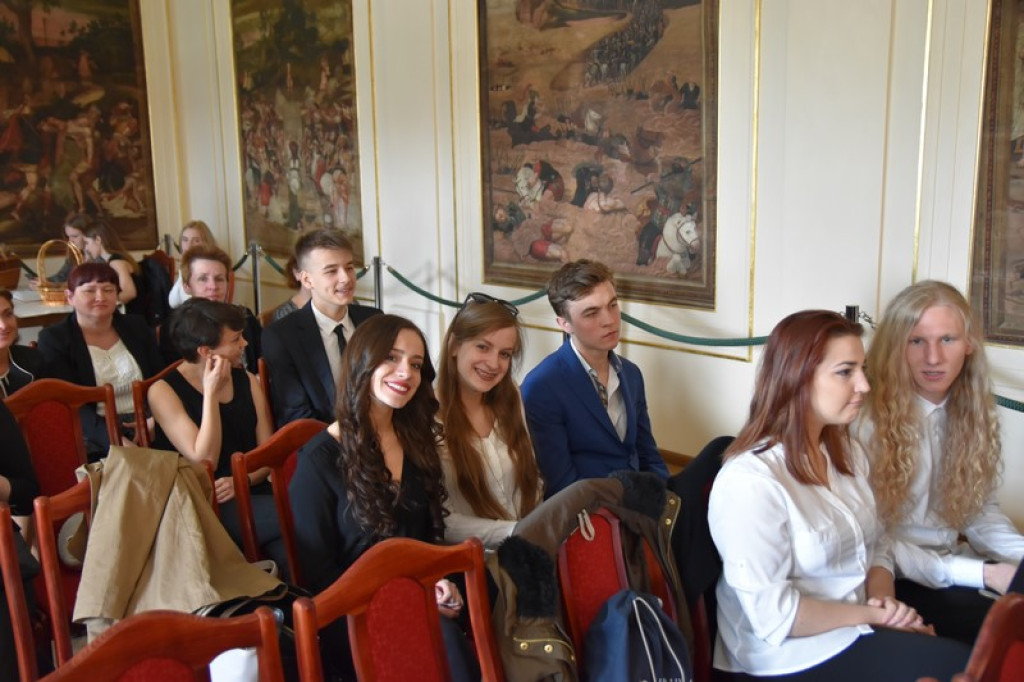 Maturzyści II LO w Brzegu odebrali świadectwa i wyróżnienia  [galeria zdjęć]