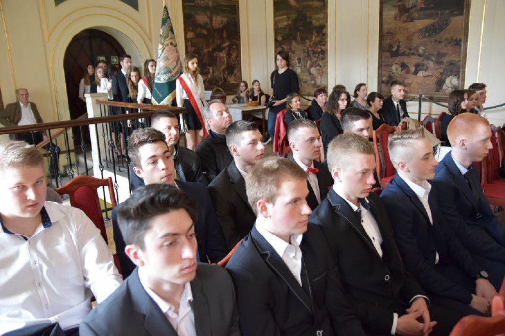 Maturzyści II LO w Brzegu odebrali świadectwa i wyróżnienia  [galeria zdjęć]