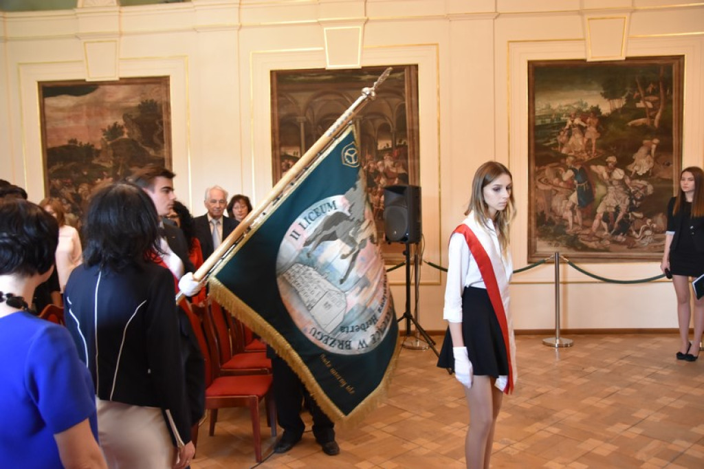 Maturzyści II LO w Brzegu odebrali świadectwa i wyróżnienia  [galeria zdjęć]