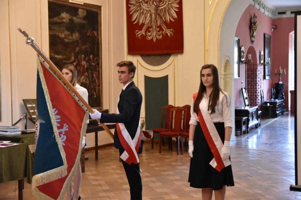 Maturzyści II LO w Brzegu odebrali świadectwa i wyróżnienia  [galeria zdjęć]