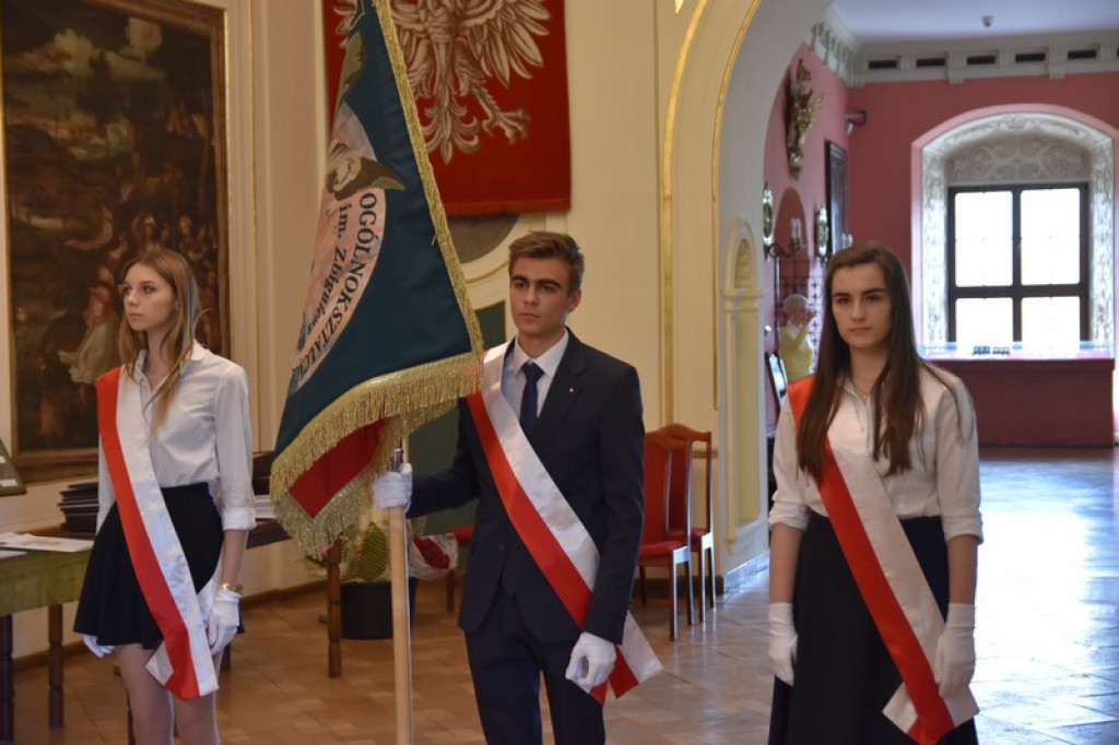 Maturzyści II LO w Brzegu odebrali świadectwa i wyróżnienia  [galeria zdjęć]