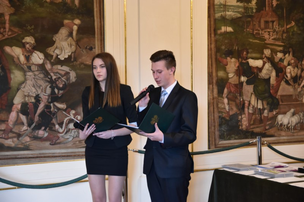 Maturzyści II LO w Brzegu odebrali świadectwa i wyróżnienia  [galeria zdjęć]