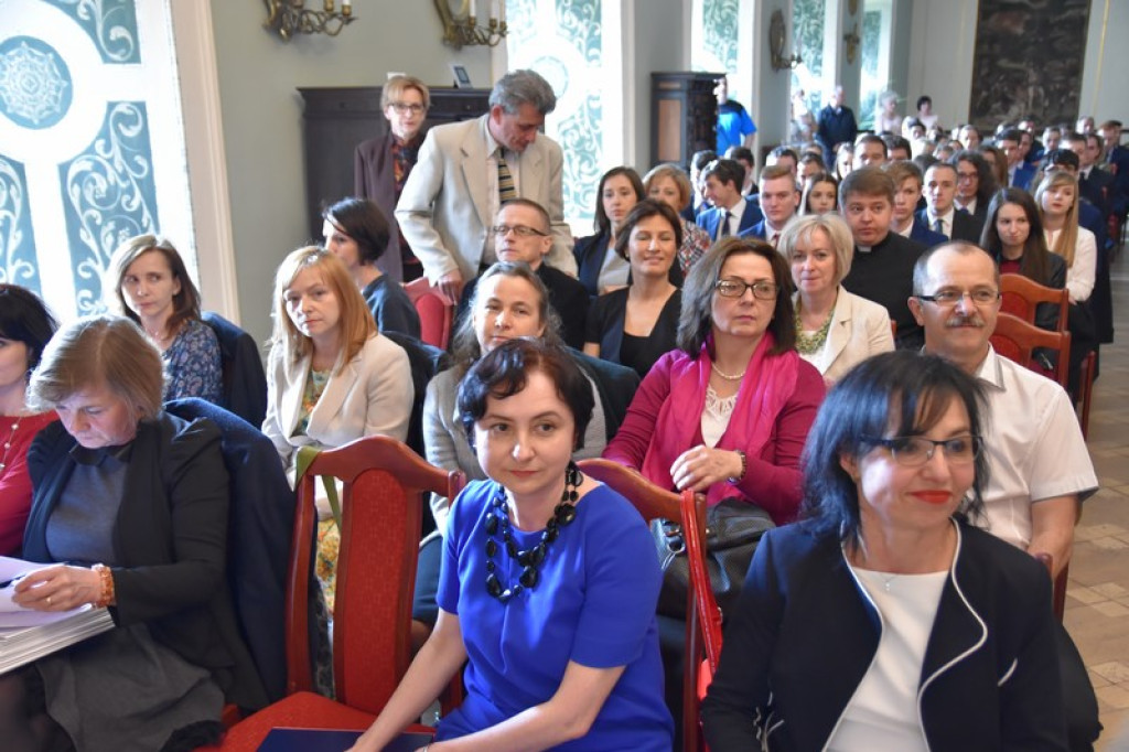 Maturzyści II LO w Brzegu odebrali świadectwa i wyróżnienia  [galeria zdjęć]