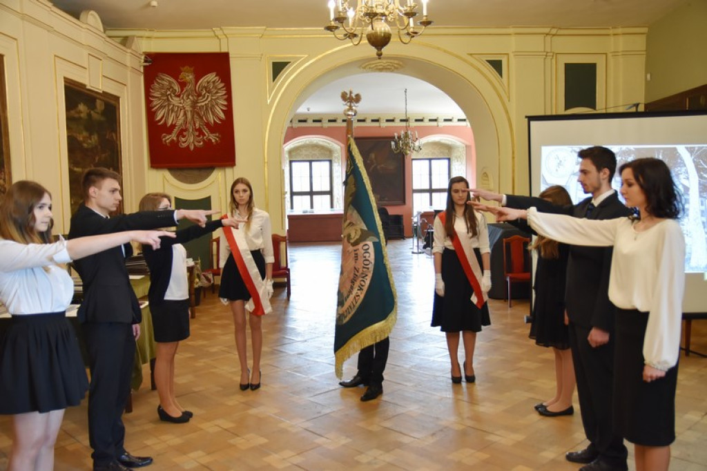 Maturzyści II LO w Brzegu odebrali świadectwa i wyróżnienia  [galeria zdjęć]