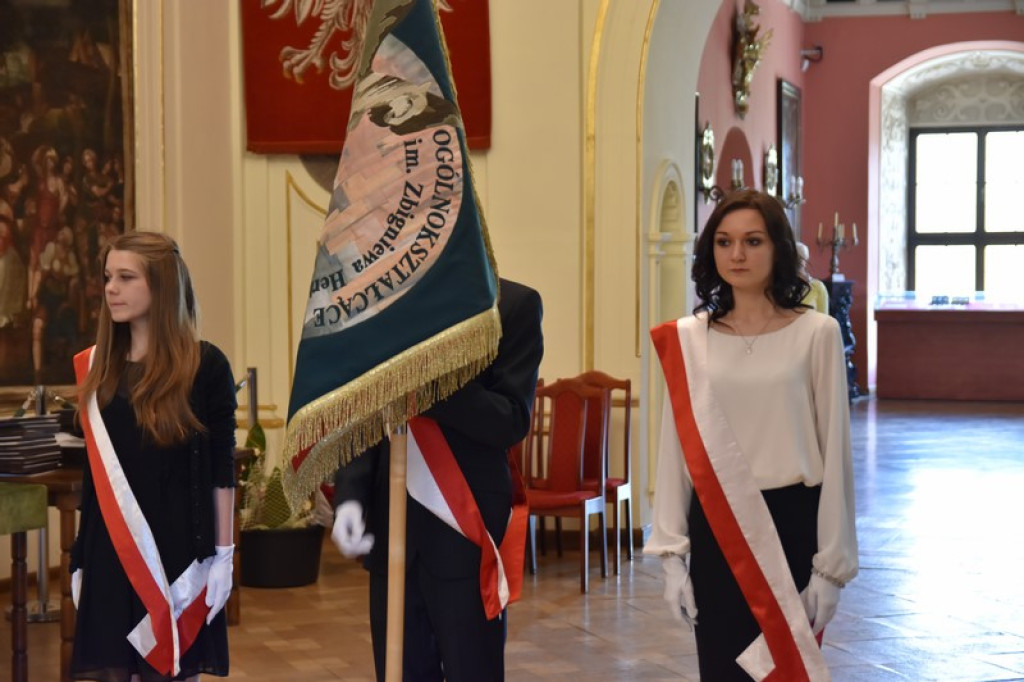 Maturzyści II LO w Brzegu odebrali świadectwa i wyróżnienia  [galeria zdjęć]