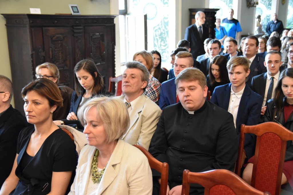 Maturzyści II LO w Brzegu odebrali świadectwa i wyróżnienia  [galeria zdjęć]