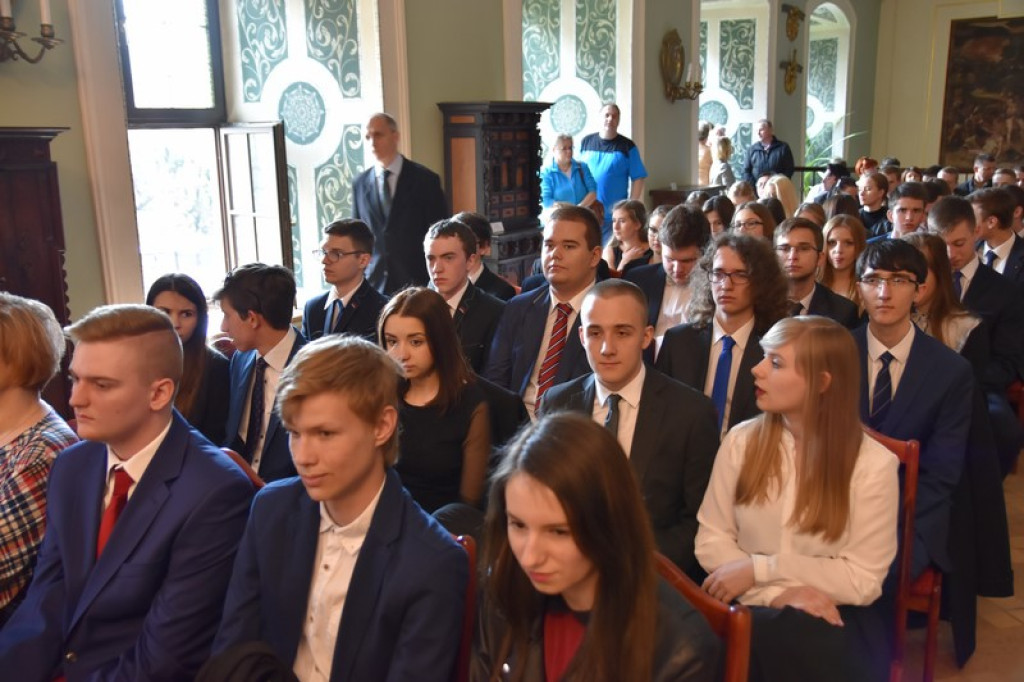 Maturzyści II LO w Brzegu odebrali świadectwa i wyróżnienia  [galeria zdjęć]