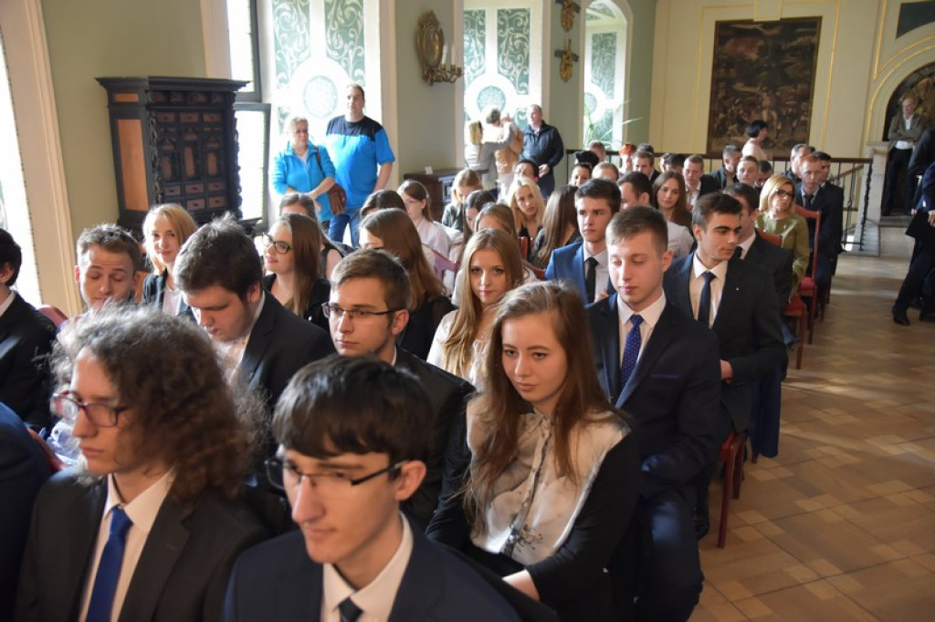 Maturzyści II LO w Brzegu odebrali świadectwa i wyróżnienia  [galeria zdjęć]