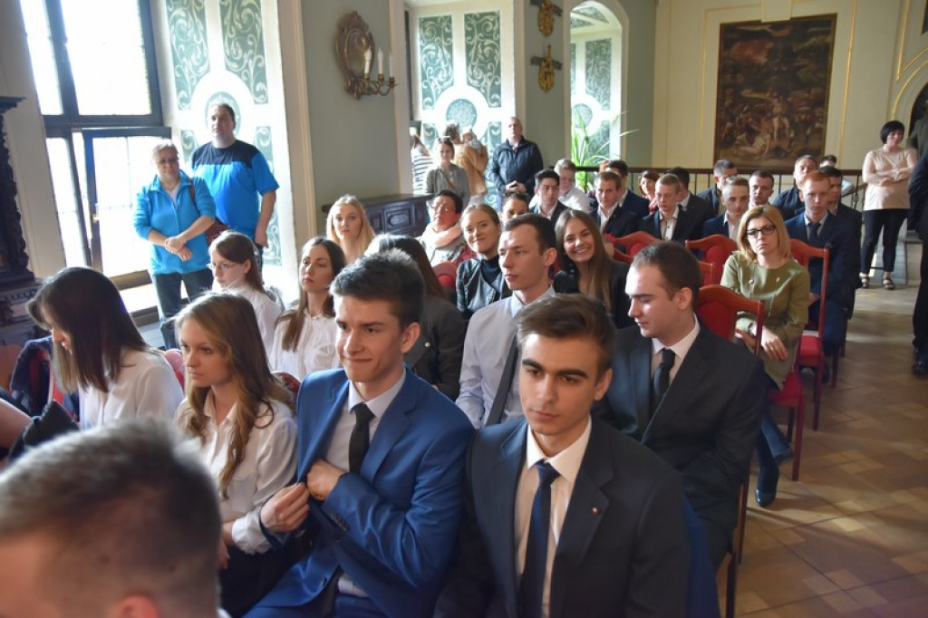 Maturzyści II LO w Brzegu odebrali świadectwa i wyróżnienia  [galeria zdjęć]